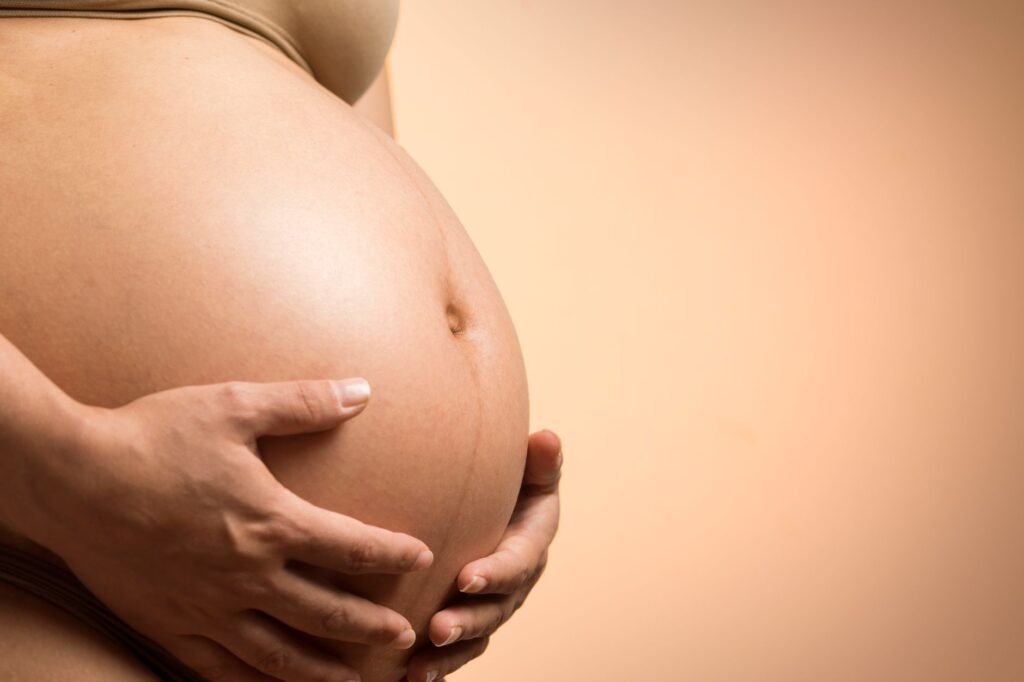 How to Self-Examine Your Stomach for Pregnancy Signs