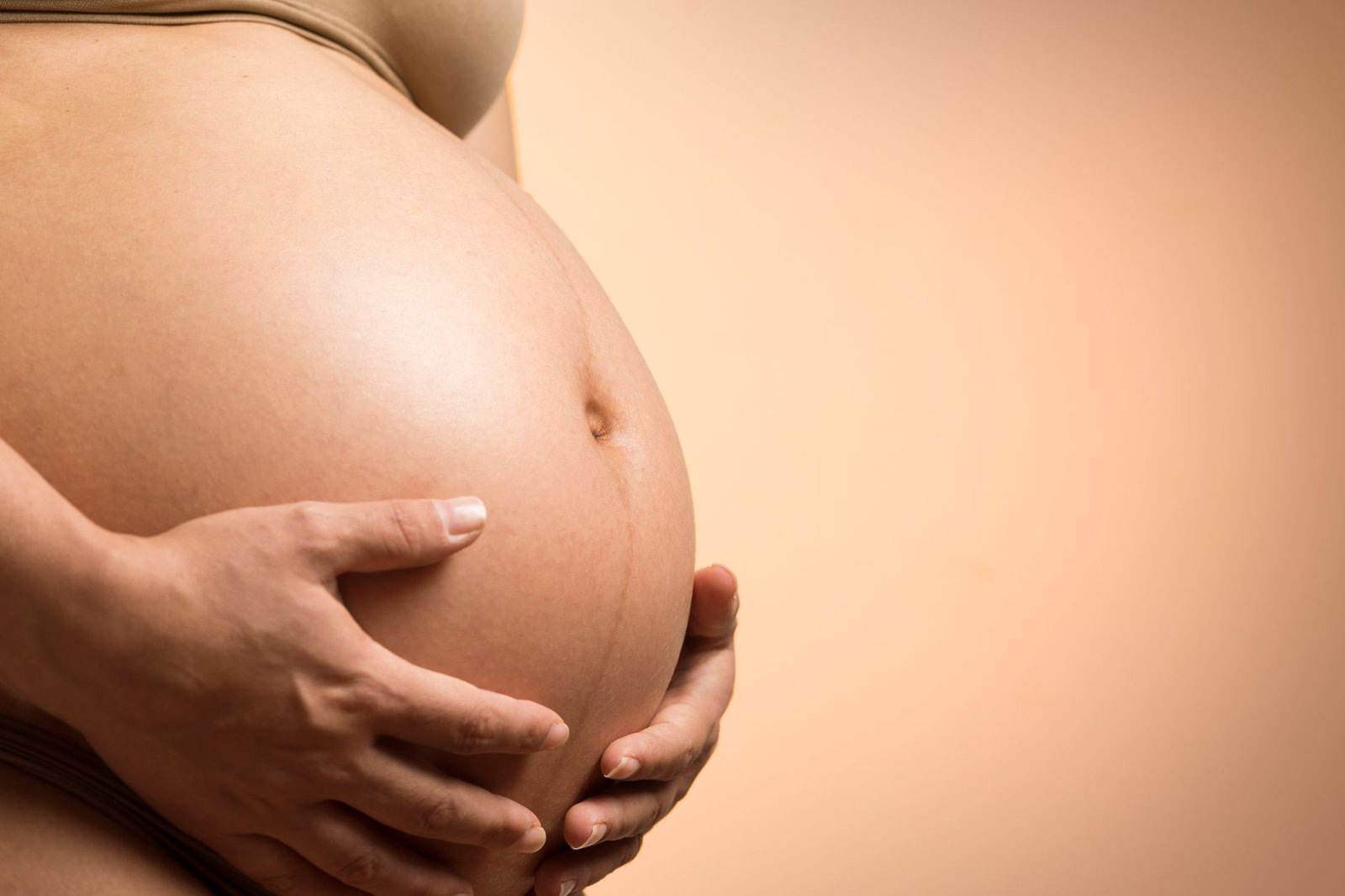 How to Self-Examine Your Stomach for Pregnancy Signs