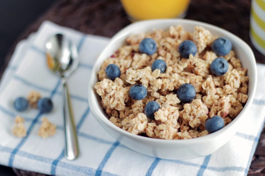 A plate of high‑fiber fruits and vegetables highlights prebiotic foods
